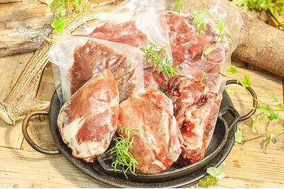 犬用の鹿とイノシシの肉